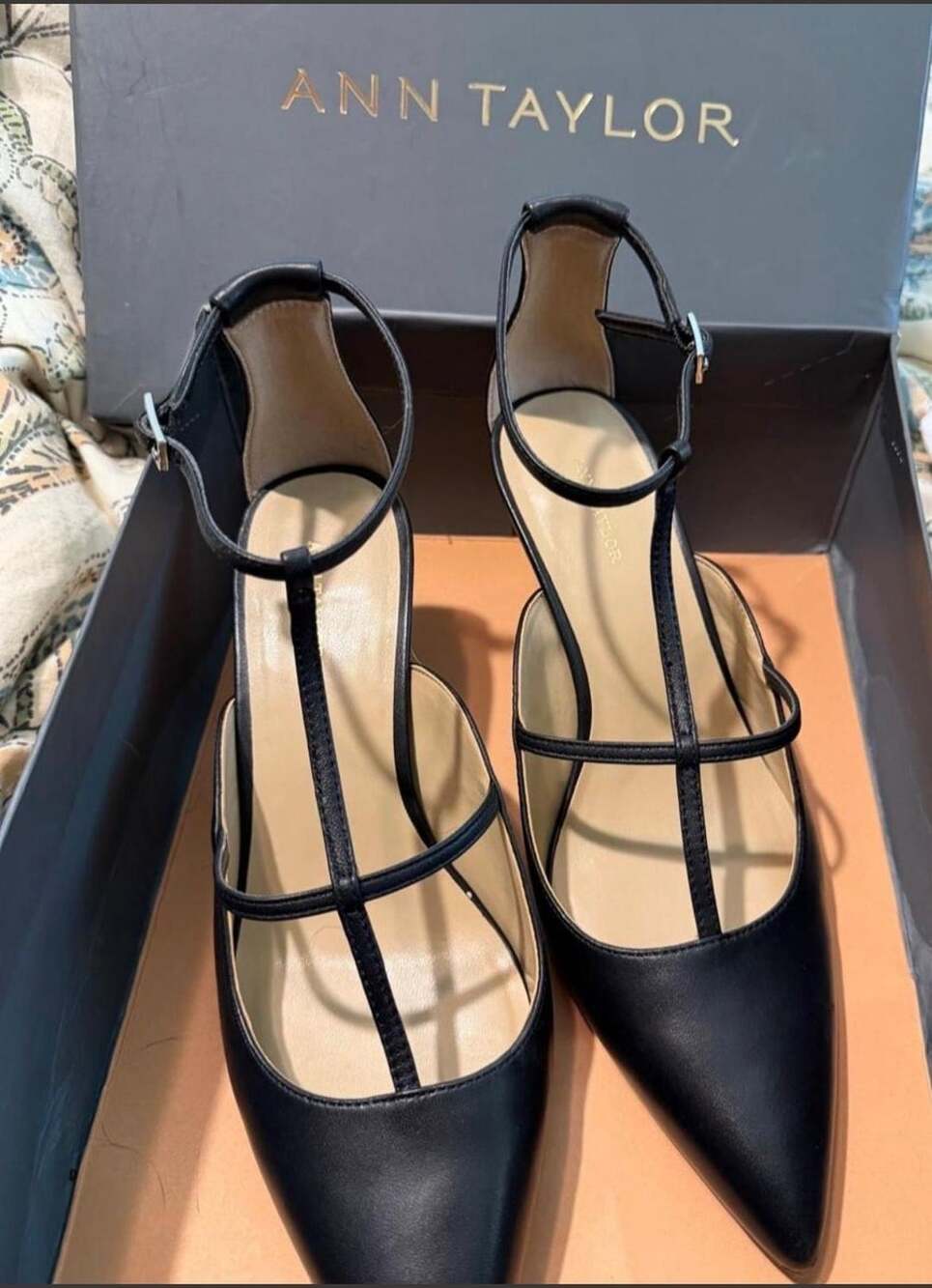 Ann Taylor Black Leather T-Strap Pointed Toe Kitten Heel Pumps